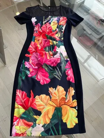 새상품급 꽃무늬 프린트 네이비 타이트 드레스