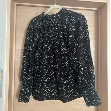 M 사이즈 블랙 도트 무늬 긴팔 셔츠