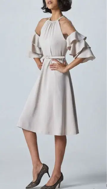 프릴 달린 베이지 무릎 기장 원피스