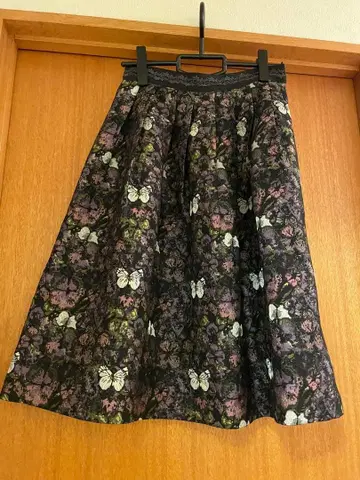 미사용에 가까운 새상품급 로이스크레용 무릎 아래 스커트 M 사이즈