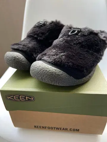 미사용에 가까운 거의 새상품 KEEN 퍼 슬립온 BLACK