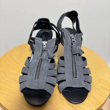 그레이 스웨이드 샌들 태슬 포함