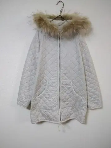 컴시즘 새상품급 퀼팅 자켓 프리 사이즈 아이보리 퍼 포함