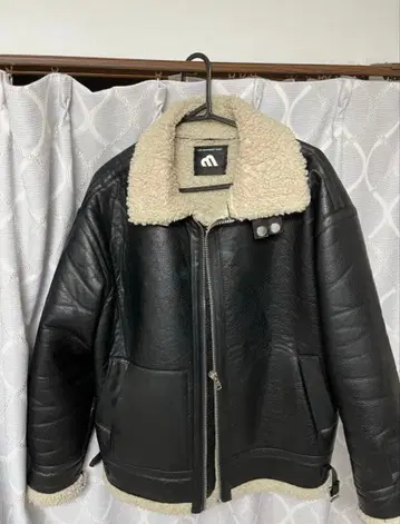 보아 옷깃 블랙 가죽 자켓