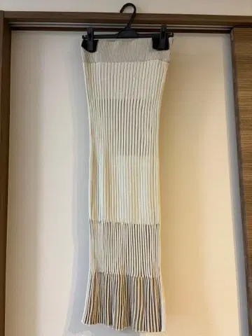 노블 랜덤 바이컬러 리브 니트 스커트