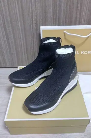 [ 새상품 미사용 ] MICHAEL KORS 블랙 하이컷 스니커즈