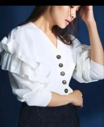 셀포드 프릴 디테일 화이트 긴팔 미인 블라우스 36