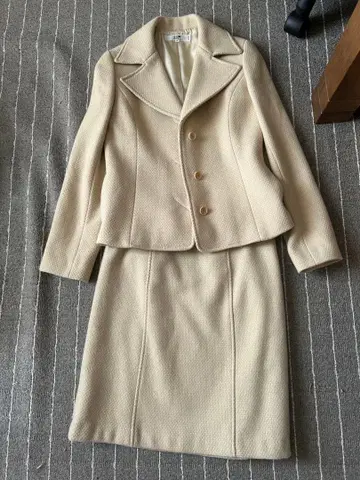 23구 베이지 자켓과 스커트 세트 38