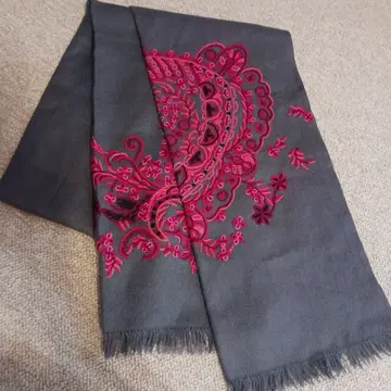 TARA BLANCA 그레이 자수 스톨