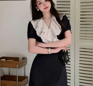 프릴 카라 블랙 무릎 기장 원피스