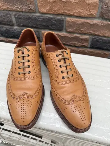 CROCKETT & JONES 베이지 윙 칩