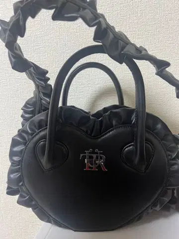 트리트 유어셀프 하트 프릴 가죽 숄더 백 블랙