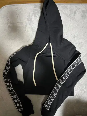 VANQUISH 후드 부착 블랙 크롭 맨투맨