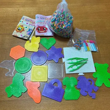 펄러비즈 약 500g, 쉐이프 비즈와 스트라이프 비즈 약간, 플레이트 외