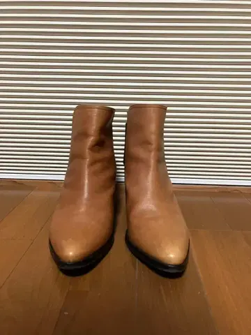 베이지 가죽 사이드 고어 부티 중간 힐