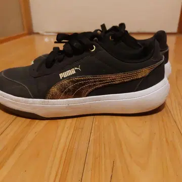 PUMA 블랙 골드 스니커즈