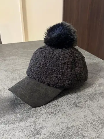 나르시스 캡 블랙 폼폼 포함 캡