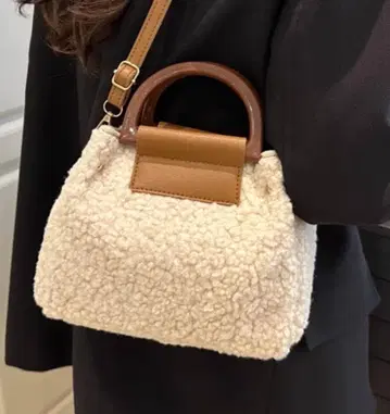 아이보리 퍼 소재 미니 핸드백