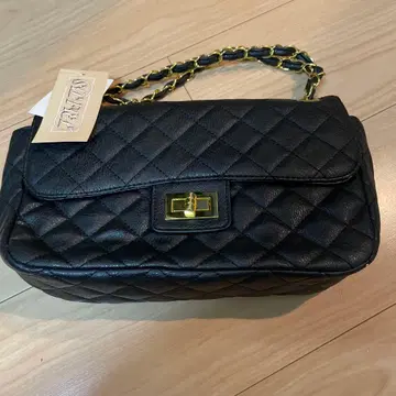 블랙 퀼팅 숄더백