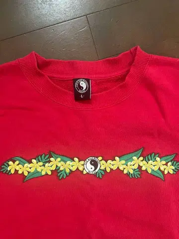 빨간색 꽃무늬 자수 트레이닝복