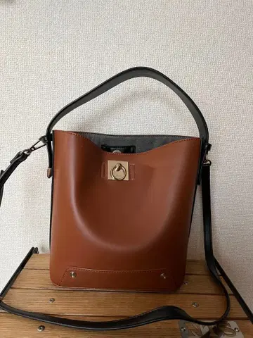 브라운 합성 피혁 박스형 핸드백