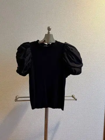 [ JUSGLITTY ] 블랙 퍼프 슬리브 니트탑 사이즈 2