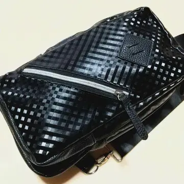 바디백 블랙 가죽 체크 무늬 남녀 공용 [ 미사용 ]