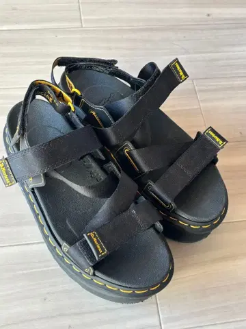 닥터마틴 킴버 스트랩 샌들 통굽 샌들