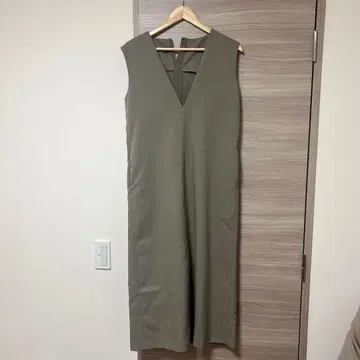 올리브색 V넥 슬리브리스 롱 원피스