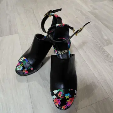 오픈토 하이힐 블랙과 꽃무늬 약 8cm 힐