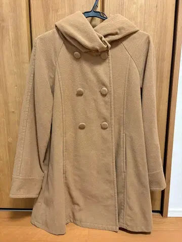베이지 더블 버튼 코트