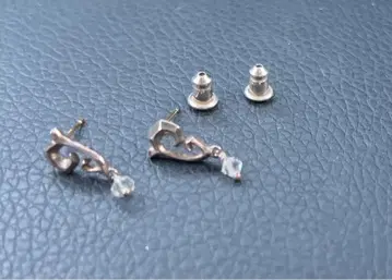 GARNI 크리스탈 참 포함 귀걸이