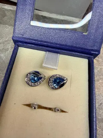 SWAROVSKI 스와로브스키 귀걸이 (미사용, 박스 포함)