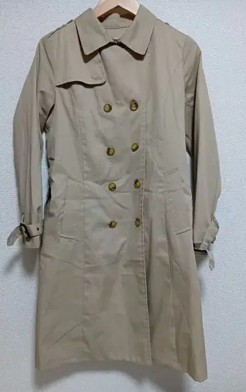 베이지 더블 브레스트 트렌치코트