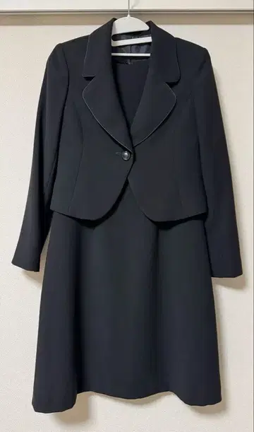 블랙 수트 자켓과 드레스 세트