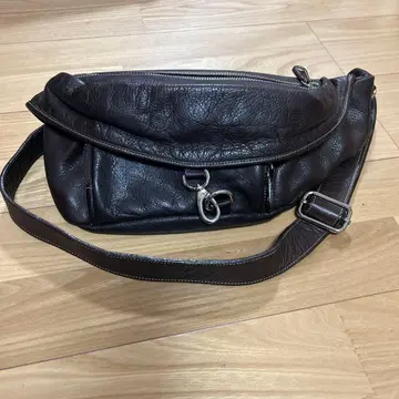 DAKANT 다크 브라운 가죽 바디백