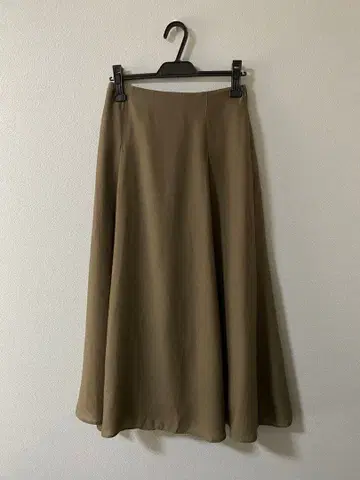 플라티나  카키 플레어 롱 스커트