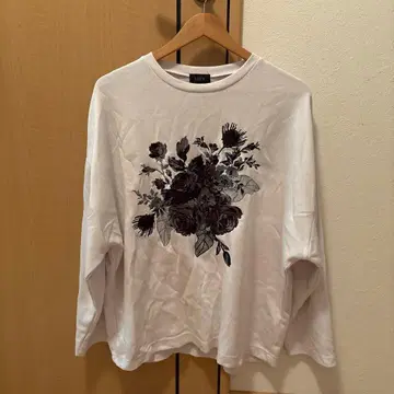 Lucy 장미 자수 롱 T / 화이트