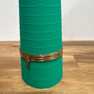 열쇠 달린 골드 팔찌