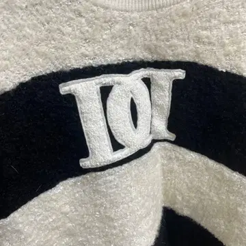 Darich 후와후와 니트 긴팔 화이트 블랙