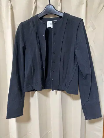 블랙 버튼이 달린 긴팔 셔츠