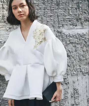 꽃 모티브 포함 V넥 벌룬 소매 상의 L