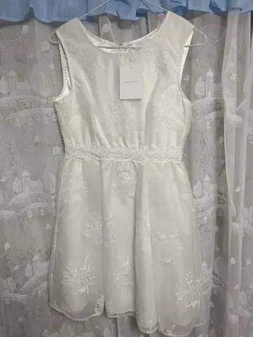 미사용 새상품 MERCURYDUO 자수 슬리브리스 원피스