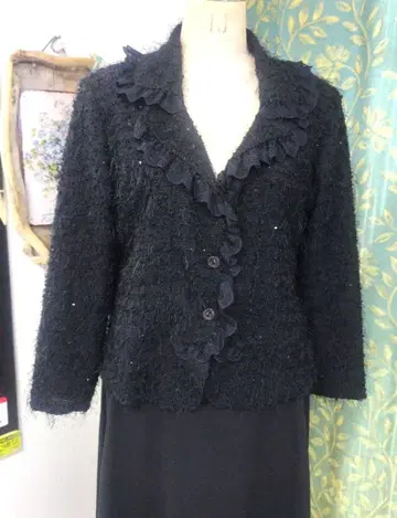 프릴 달린 블랙 테일러드 자켓