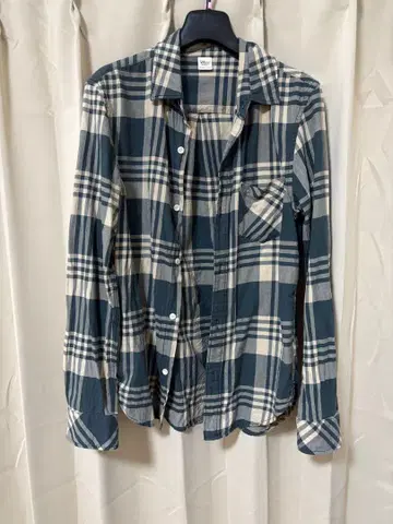 네이비와 화이트 체크 무늬 긴팔 셔츠