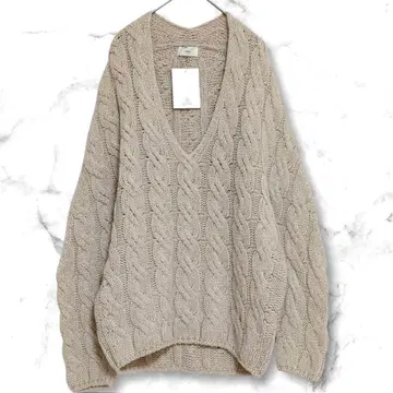 [ 새상품 ] 이에나 로우 게이지 케이블 짜임 니트 V넥 스웨터 베이지