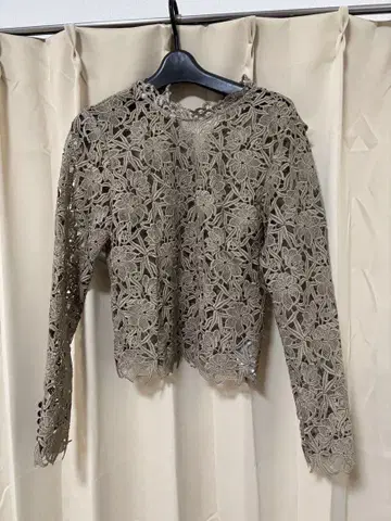 올리브 그린 꽃무늬 레이스 크롭 상의