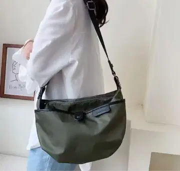 올리브 그린 숄더백