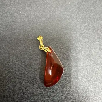 빨간색 펜던트 참 탑