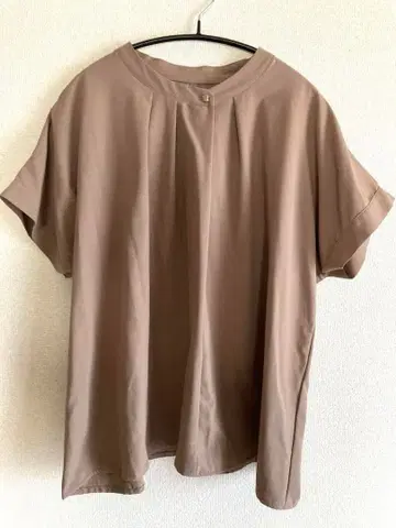 브라운 반팔 상의 버튼 포함